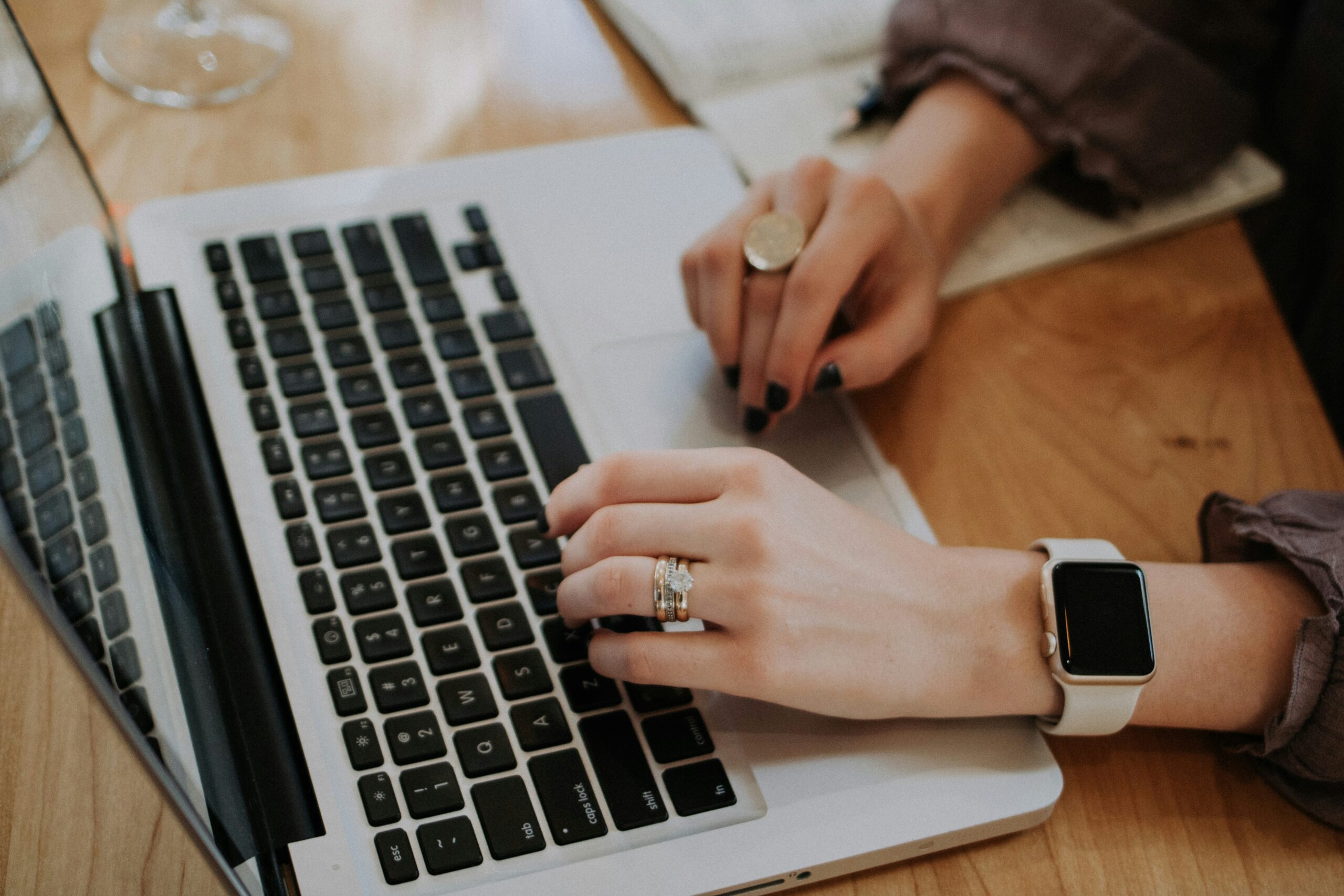 Persona trabajando desde casa generando ingresos digitales con plataformas de trabajo online y freelance