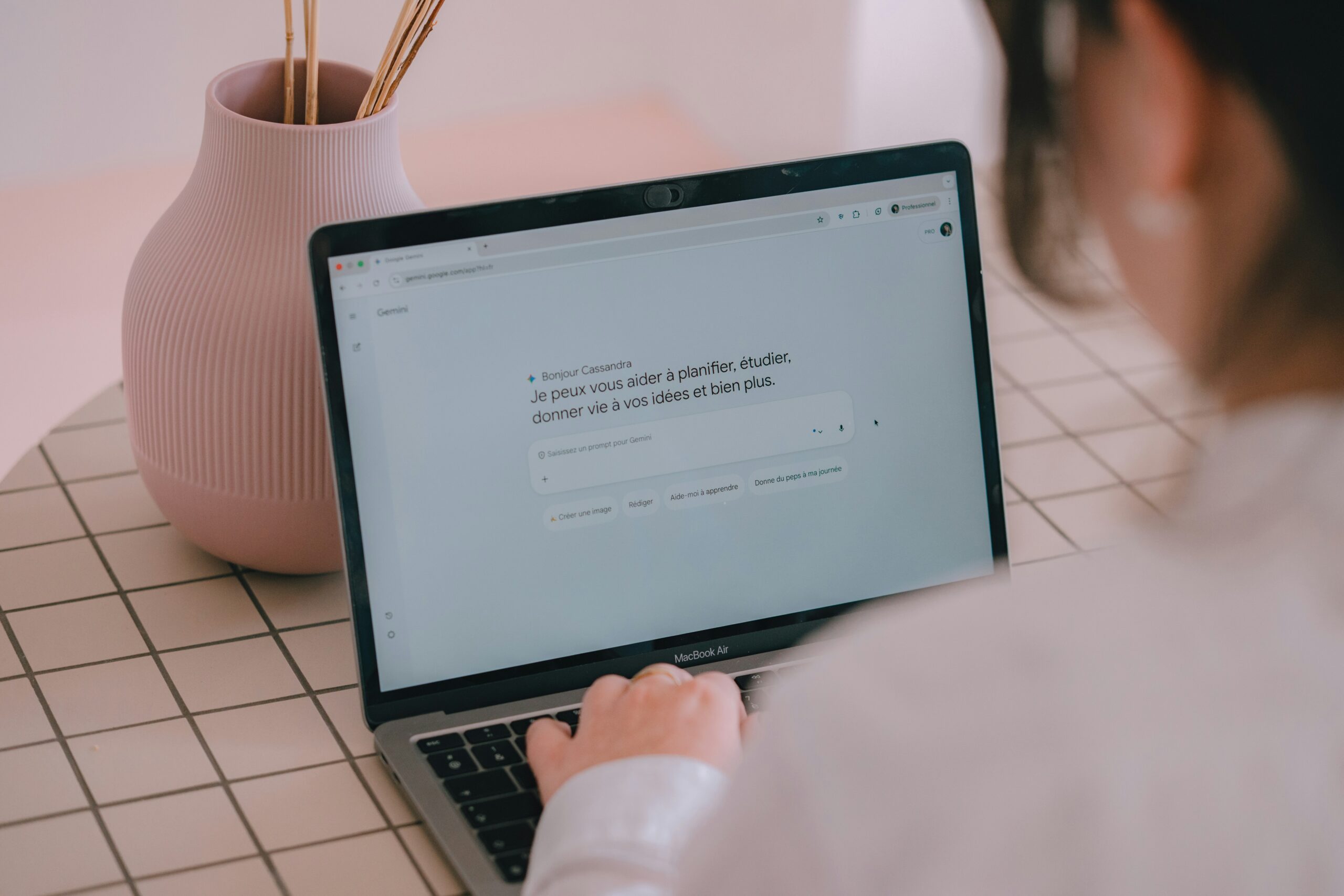 Flujo de trabajo para crear contenido con inteligencia artificial con edición humana sobre borrador generado por IA